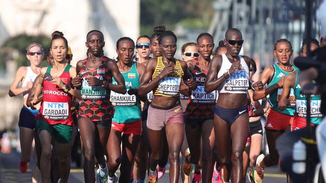 En el centro la atleta Rebecca Cheptegei de Uganda, cuando participaba en una maratón en la ciudad de Budapest en Hungría