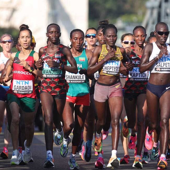 En el centro la atleta Rebecca Cheptegei de Uganda, cuando participaba en una maratón en la ciudad de Budapest en Hungría