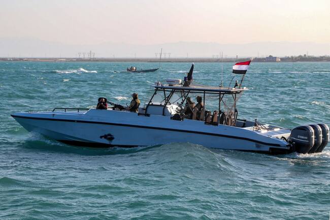Una patrulla de la guardia costera de Yemen, del gobierno con reconocimiento internacional, vigila la zona marítima en el Mar Rojo.