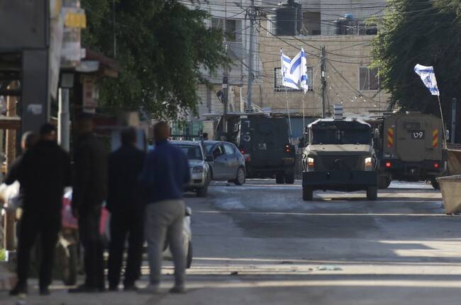 Un vehículo blindado de las fuerzas de seguridad de Israel avanza por las calles de la Cisjordania ocupada en el territorio de Palestina