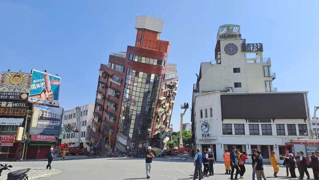 En la ciudad de Hualien un edificio colapsa luego del terremoto de magnitud 7.4 en la costa este de Taiwán.