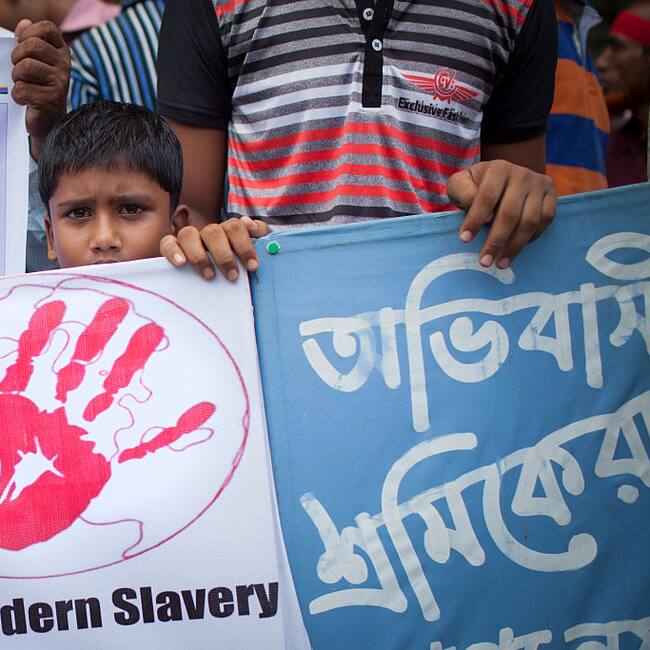 Un niño es parte de una manifestación en contra de la esclavitud moderna que se realizó en Bangladesh