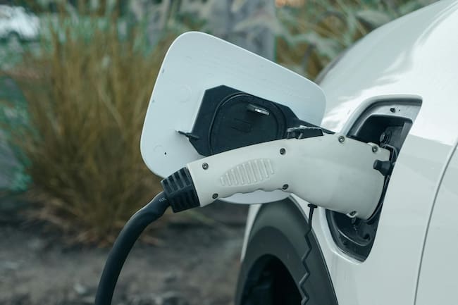 ¿Vale la pena un suv electrico? Descubre cómo los beneficios fiscales, el mantenimiento simple y la gestión de carga influyen en su costo real.