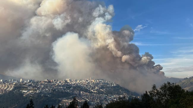 El humo sobre la ciudad de Quito por los graves incendios forestales que afectan a la capital de Ecuador