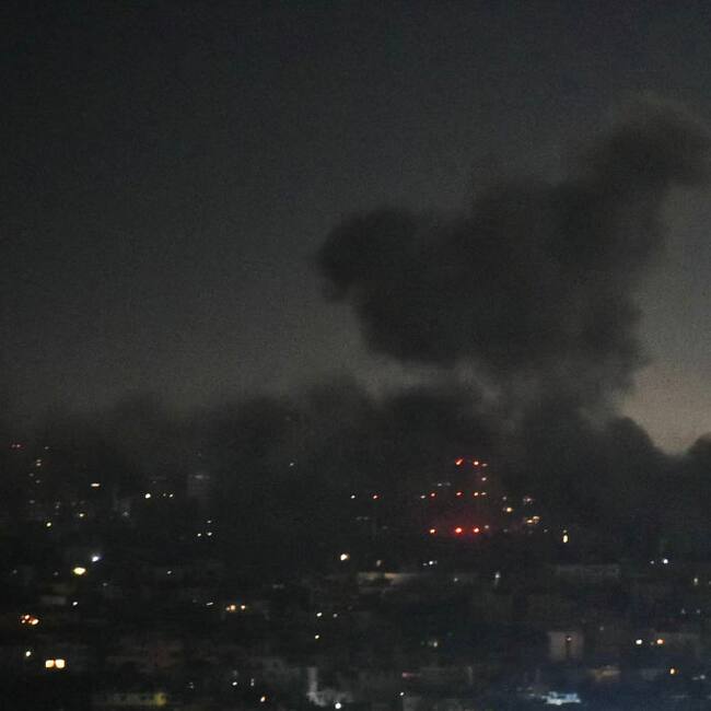 El humo se levanta sobre la zona sur de la ciudad de Beirut, luego de que Israel lanzara un masivo bombardeo sobre la capital del Líbano