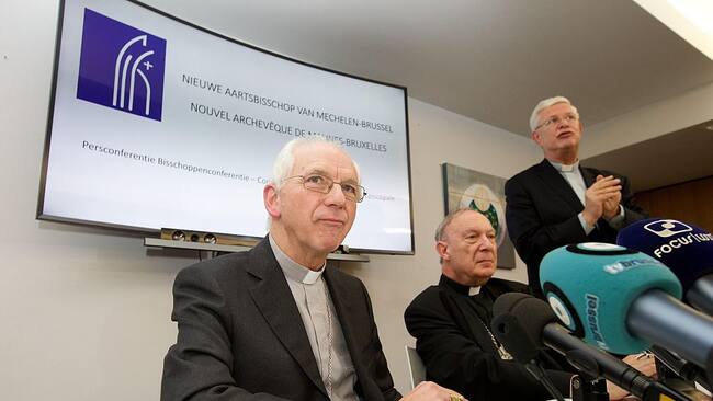 A la derecha el vocero de la Conferencia Episcopal de Bélgica, Tommy Scholtes, ante la prensa en 2015 por el escándalo del robo de miles de bebes.