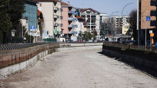 La ciudad de Milán en Italia contempla la sequía de uno de los ríos en el barrio de Navigli.