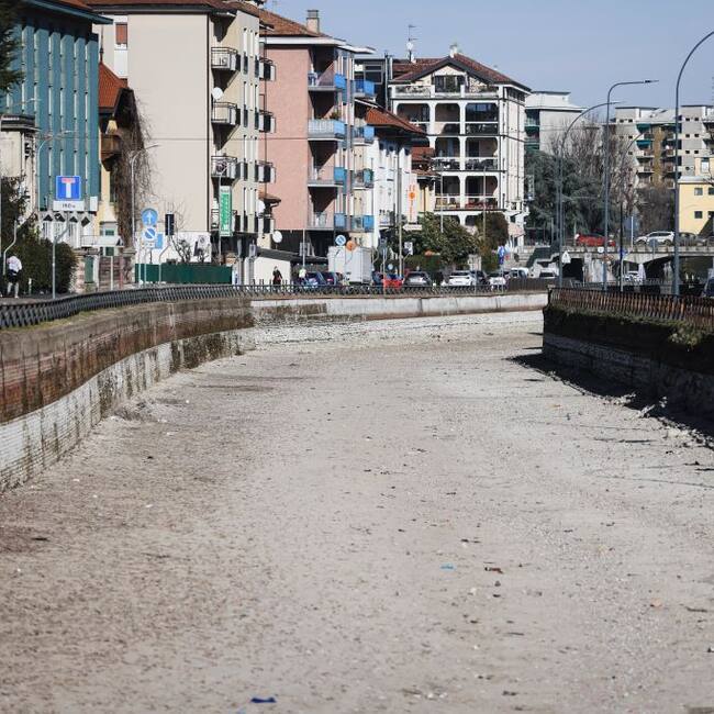 La ciudad de Milán en Italia contempla la sequía de uno de los ríos en el barrio de Navigli.
