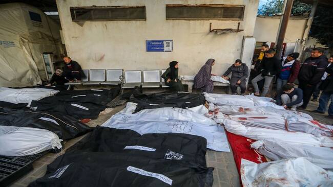 Familiares de palestinos asesinados los velan en un espacio mortuorio en la zona de Rafah en el sur de la Franja de Gaza, del territorio de Palestina.