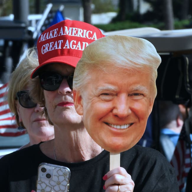 Seguidores de Donald Trump llegan hasta el campo de golf en el que juega el mandatario electo en el estado de Florida en Estados Unidos