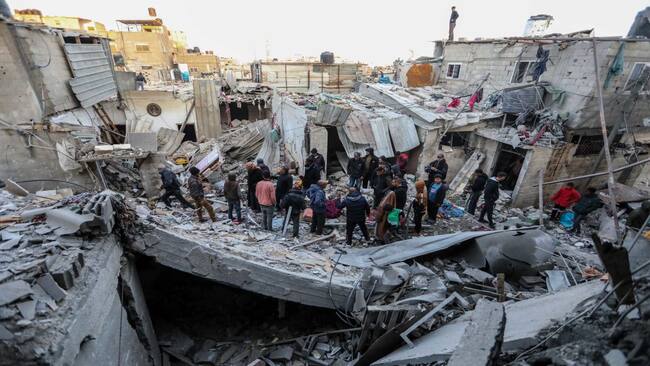Los palestinos revisan los escombros de un edificio tras los bombardeos de Israel en la zona de Rafah en la Franja de Gaza, en el territorio de Palestina.