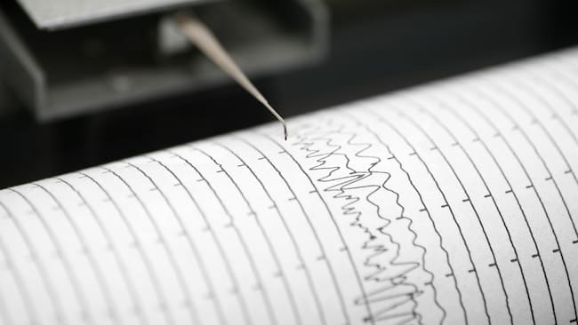 Un sismógrafo marca línea sobre el papel, al detectar un sismo.