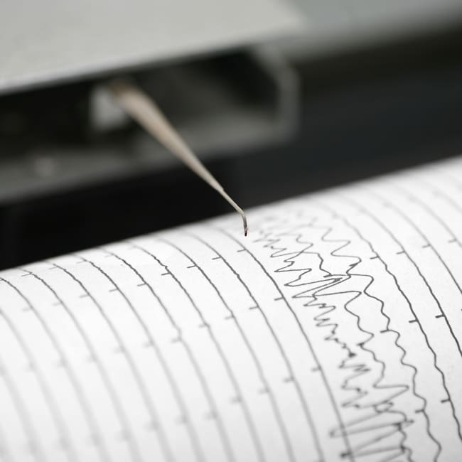 Un sismógrafo marca línea sobre el papel, al detectar un sismo.