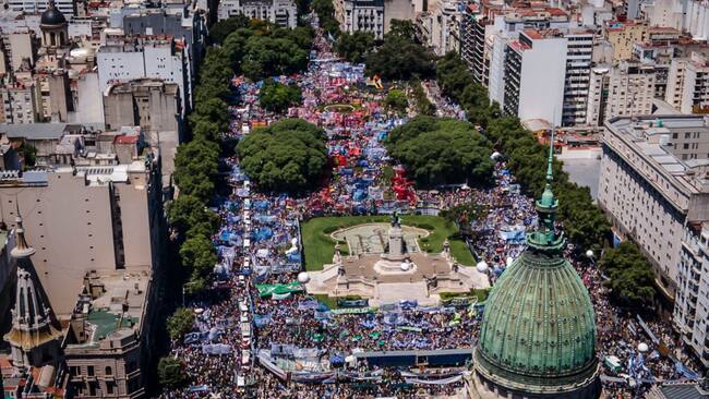 Una vista de la multitudinaria manifestación en Argentina contra las políticas que busca implementar el gobierno del ultraderechista Javier Milei.