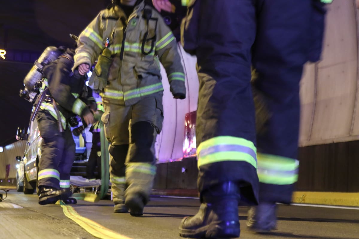 Alerta en pleno centro de Santiago: intensa emanación de humo desde cámara eléctrica activa operativo de Bomberos