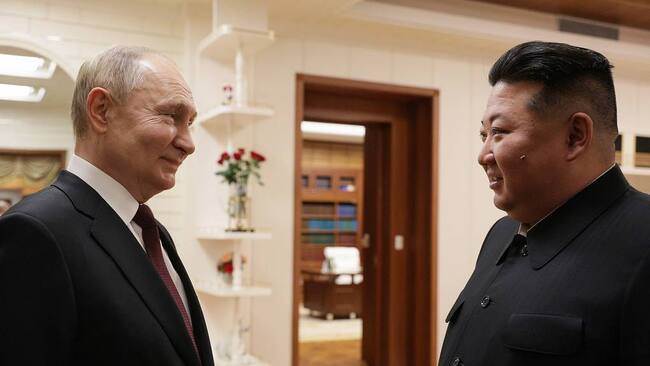 El presidente de Rusia, Vladimir Putin, saluda al líder supremo de Corea del Norte, Kim Jong Un, durante la visita oficial en la ciudad de Pyongyang.