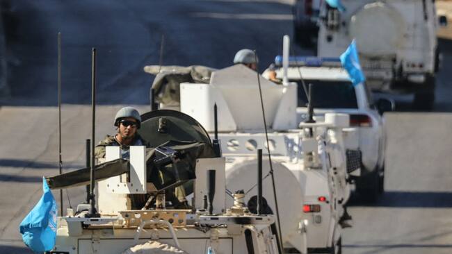 Vehículos blindados de los cascos azules de las fuerzas de seguridad de la ONU avanzan por las rutas del Líbano