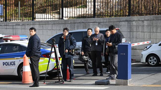 Medios llegan al operativo de allanamiento de la policía en las oficinas del presidente de Corea del Sur en la ciudad de Seúl