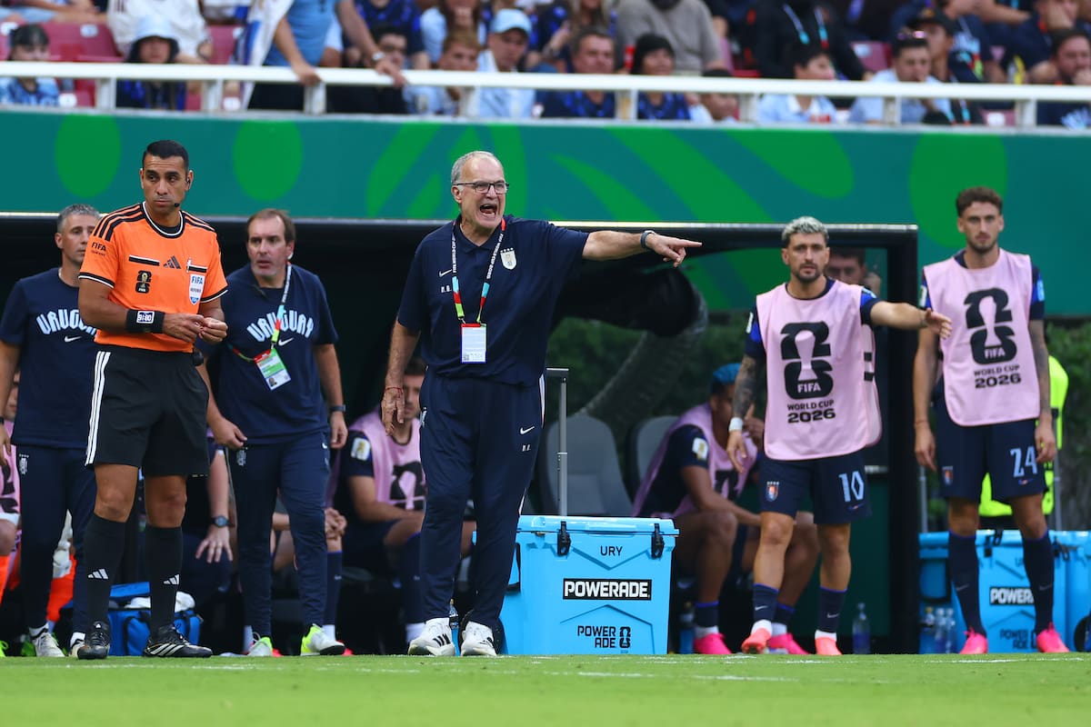 Seleccionado uruguayo rompe el silencio tras el fracaso en el Mundial y revela cómo quedó la relación con Bielsa: "La mayoría sabe...