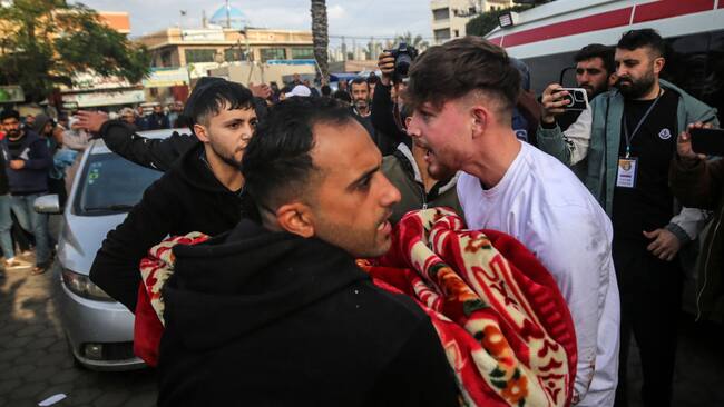 Voluntarios y paramédicos trasladan heridos tras un nuevo ataque aéreo de Israel contra una zona central de la Franja de Gaza.