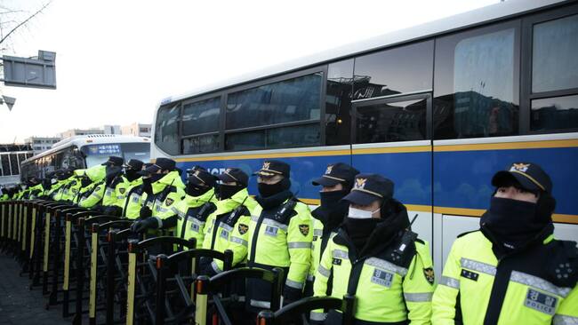 La policía lleva adelante un operativo para detener a Yoon Suk Yeol, el presidente destituido de Corea del Sur que es investigado por aplicar la ley marcial