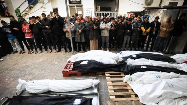 Advertencia Contenido Gráfico / Las personas lloran y homenajean a las víctimas en la Franja de Gaza que dejan los ataques de las fuerzas de Israel