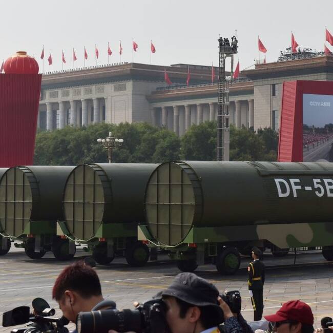 Vehículos de Ejército de China trasladan en un desfile en la ciudad de Pekín unos misiles balísticos