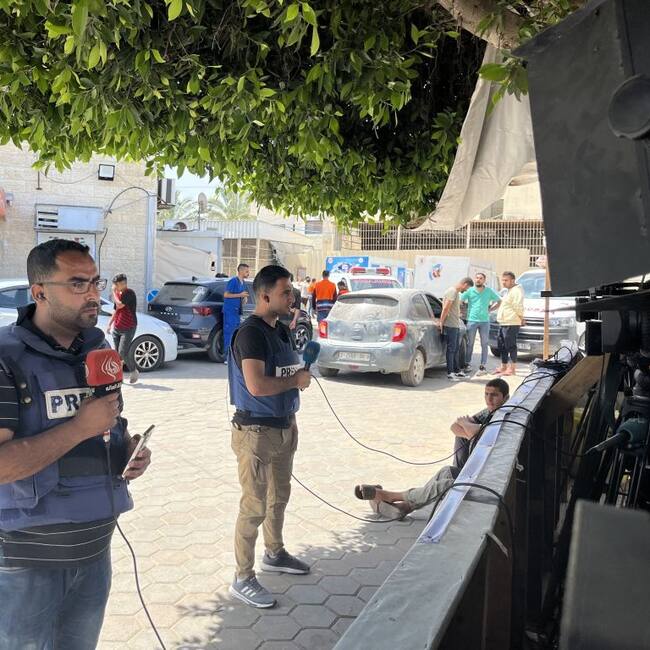 Miembros de la prensa en la zona de Deir Al Balah en la Franja de Gaza en Palestina.