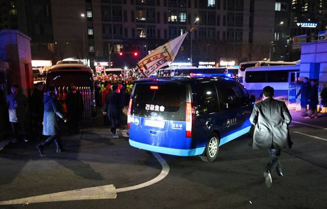 El presidente destituido de Corea del Sur, Yoon Suk Yeol, es trasladado a un tribunal de la ciudad de Seúl para enfrentar su interrogatorio