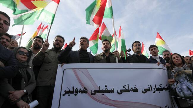 Manifestantes en Irak con la bandera del Kurdistán protestan contra el ataque iraní sobre Erbil, a las afueras de la sede de las Naciones Unidas en ese país.