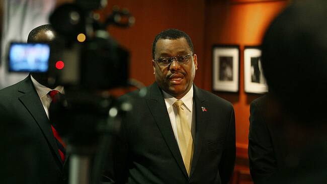 El nuevo primer ministro interino de Haití, Garry Conille, ante la prensa en una visita durante febrero en la ciudad de Washington en Estados Unidos.