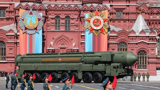 En la Plaza Roja de Moscú avanza un misil balístico intercontinental como parte del desfile del Día de la Victoria en Rusia
