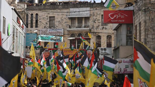Grupos de palestinos con las banderas de su país en las calles de la Cisjordania ocupada por Israel en el territorio de Palestina