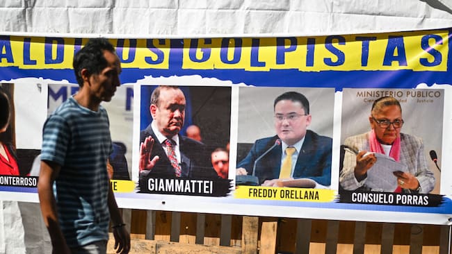 Un cartel colocado en la Ciudad de Guatemala que denuncia a los personeros políticos y del sector judicial que buscan impedir al nuevo gobierno.