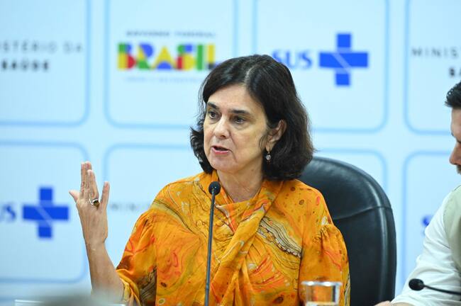 La ministra de salud de Brasil, Nisia Trindade, habla con los medios de comunicación en Brasilia.