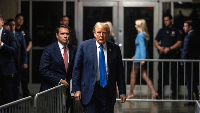 El republicano Donald Trump sale del juzgado de Nueva York donde enfrenta un juicio penal en Estados Unidos.