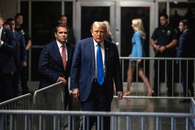 El republicano Donald Trump sale del juzgado de Nueva York donde enfrenta un juicio penal en Estados Unidos.