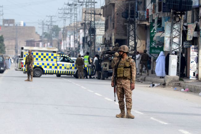 Un policía pakistaní vigila la zona de un ataque en la zona fronteriza con Afganistán.