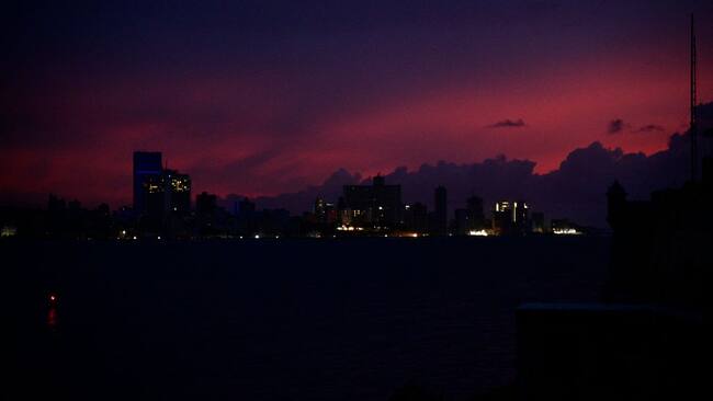 Unos pocos edificios con generadores mantienen luz en la ciudad de La Habana, en medio de un apagón a nivel nacional que enfrenta Cuba