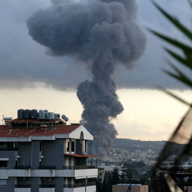 Humo se levanta sobre Sidón, la tercera mayor ciudad de Líbano, porque Israel lanzó un ataque aéreo en los alrededores de la urbe del sur de ese país.
