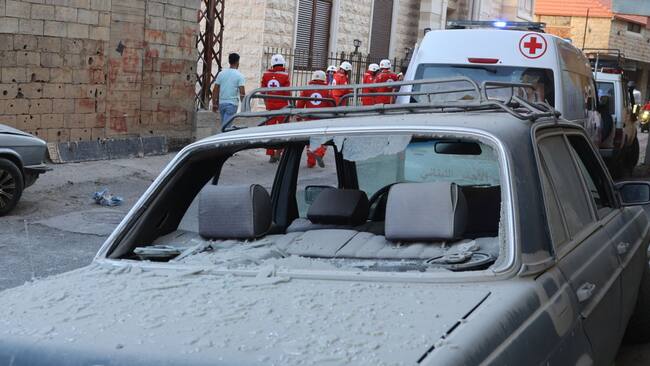 Equipos de emergencia evalúan los daños tras un ataque aéreo de Israel sobre la ciudad de Shebaa, hacia la frontera sur del Líbano.