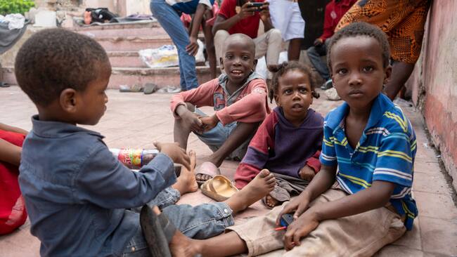 Un grupo de niños en un campo de refugiados en la ciudad de Puerto Príncipe en Haití, donde miles de personas deben migrar por las luchas entre pandillas