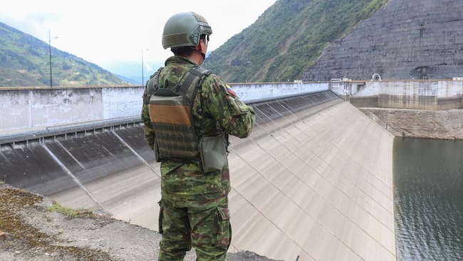 Un soldado vigila la planta hidroeléctrica Mazar en Las Palmas de Ecuador, en medio de la grave sequía que se registra en ese país