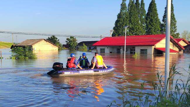 En la ciudad de Yueyang de la provincia de Huarong se evacúa a las personas por las inundaciones que deja el paso de un tornado en China.
