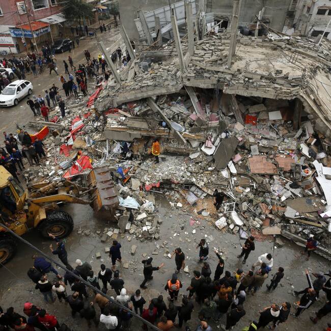 Residentes y voluntarios intentan rescatar personas tras lo bombardeos del ejército de Israel contra los edificios de viviendas en la Franja de Gaza