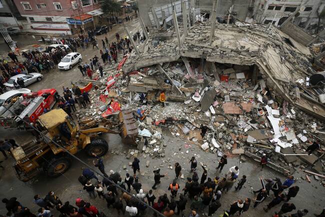 Residentes y voluntarios intentan rescatar personas tras lo bombardeos del ejército de Israel contra los edificios de viviendas en la Franja de Gaza