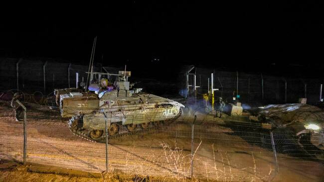 Un tanque de las fuerzas armadas de Israel avanza por la zona de los Altos del Golán en el territorio de Siria