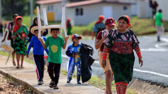 Familias del pueblo originario Gunas son reubicados en Panamá por el riesgo de inundación de la isla donde vivían, ante el cambio climático.