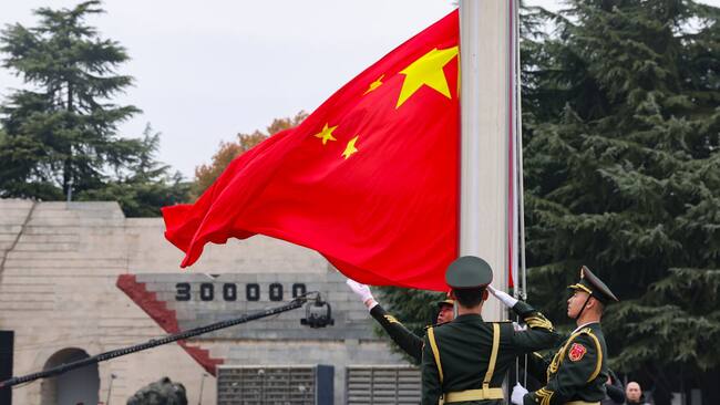 La Guardia de Honor del Ejército Popular de Liberación de China realizan la ceremonia de la bandera por la masacre de Nanjing en la provincia de Jiangsu.