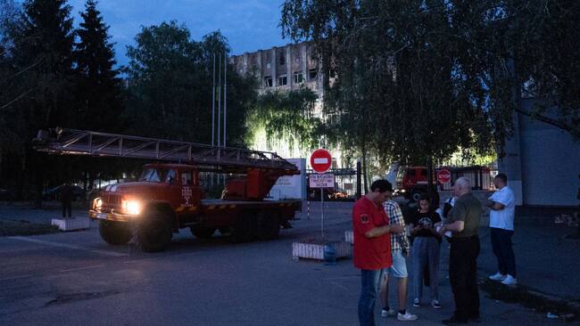 Bomberos salen de la escuela militar ucraniana atacada con dos misiles rusos en la ciudad de Poltava